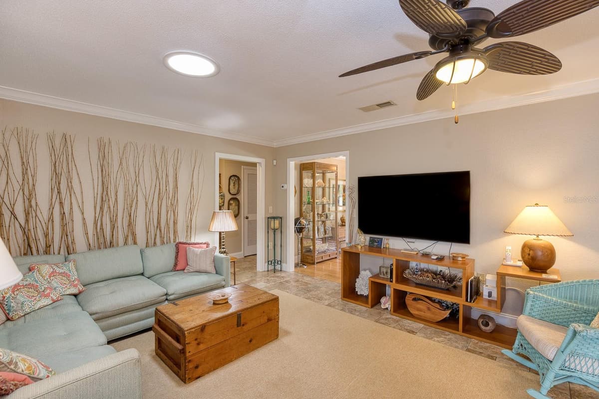 900 CITRUS AVENUE — photo 17 of 69