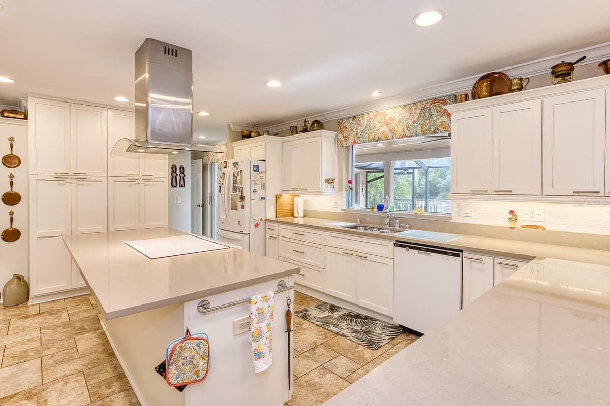 900 CITRUS AVENUE — photo 18 of 69