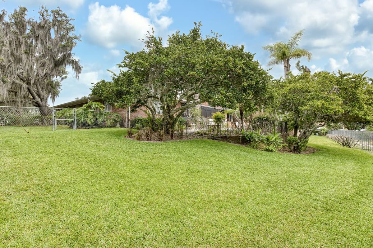 900 CITRUS AVENUE — photo 49 of 69