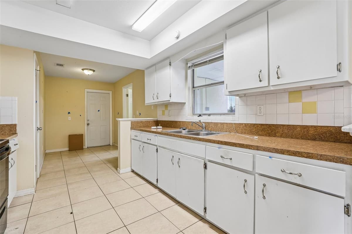 1806 DODGE CIRCLE — photo 16 of 41