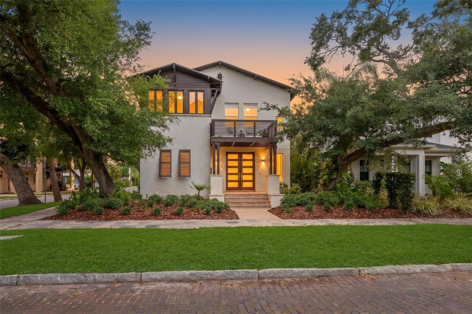 305 12TH AVENUE — photo 1 of 79