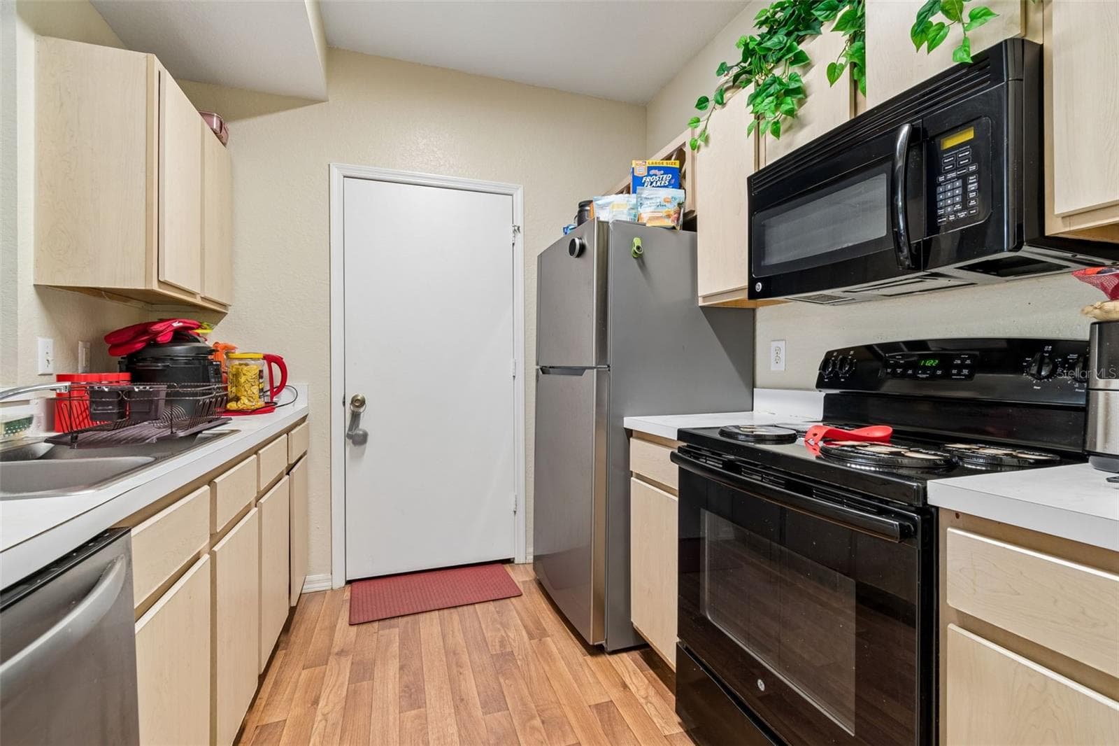 8414 LUCUYA WAY — photo 4 of 41