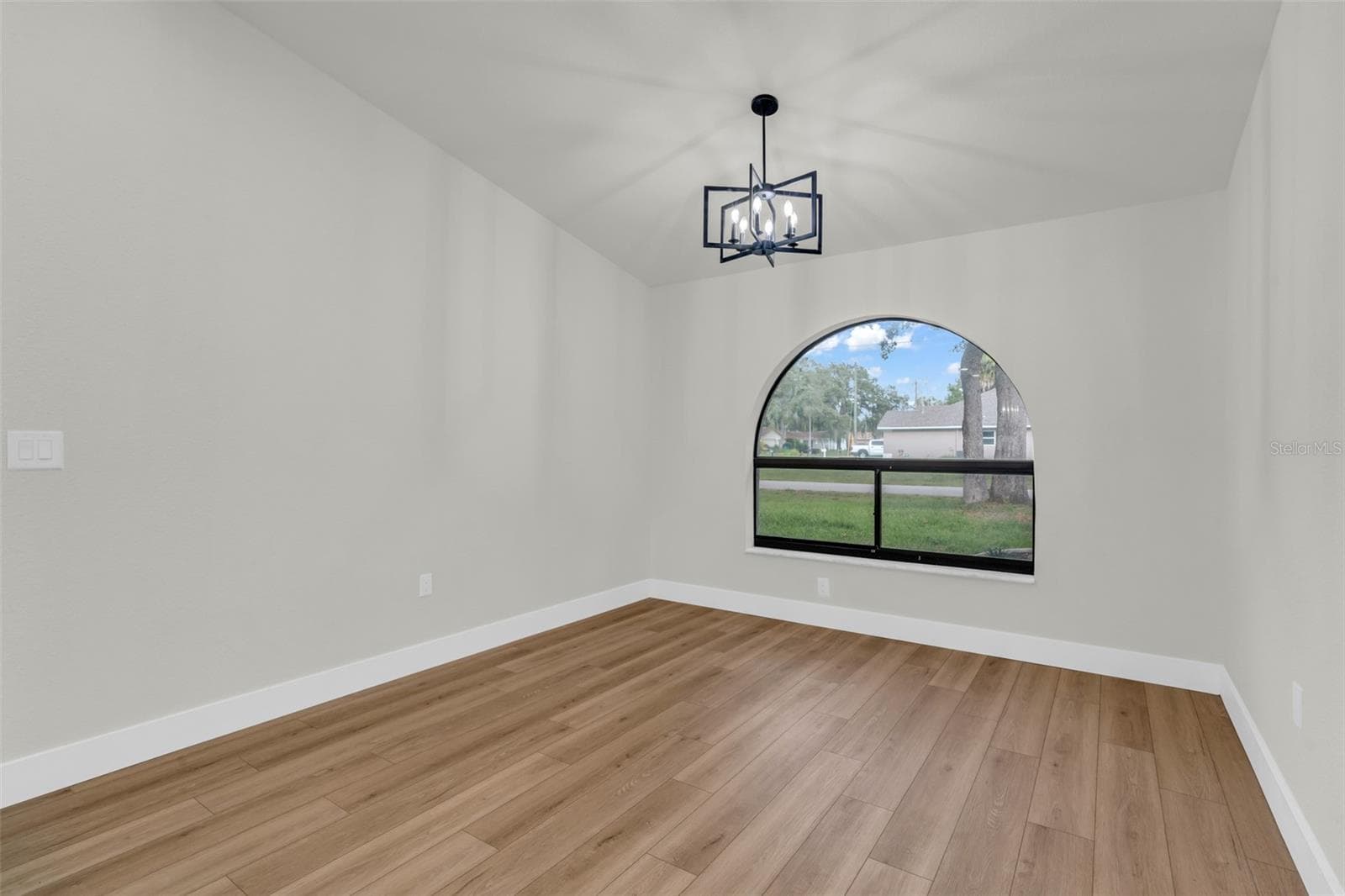 2051 LAREDO AVENUE — photo 12 of 46