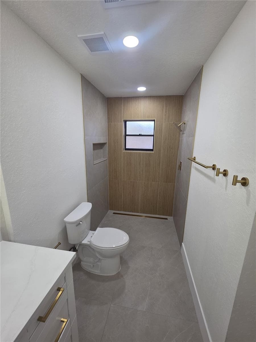 2051 LAREDO AVENUE — photo 23 of 46