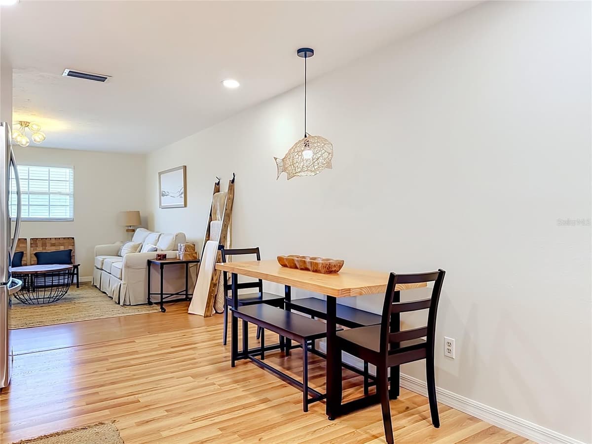 202 PEACOCK LANE — photo 4 of 61