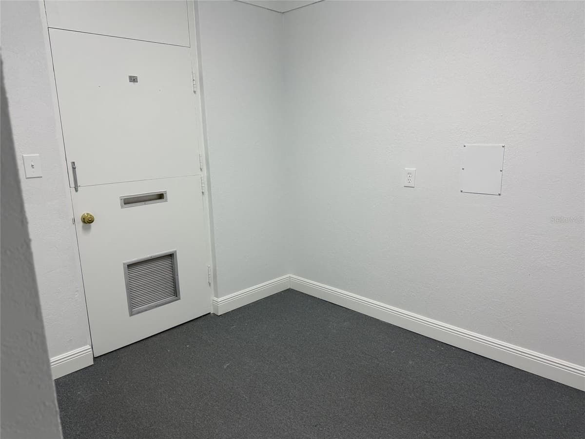 501 LINCOLN AVENUE — photo 8 of 12