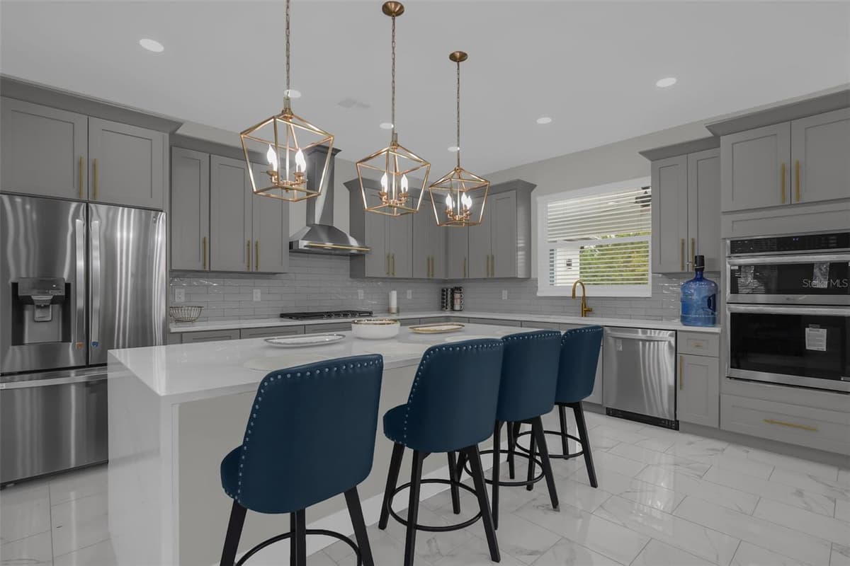 2510 LAKE FRONT DRIVE — photo 10 of 42