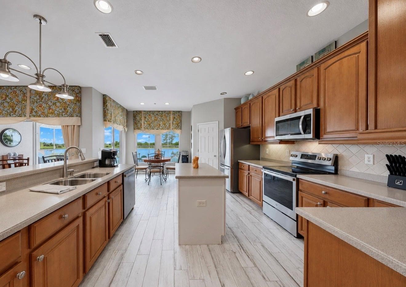 827 SEMINOLE SKY DRIVE — photo 10 of 47