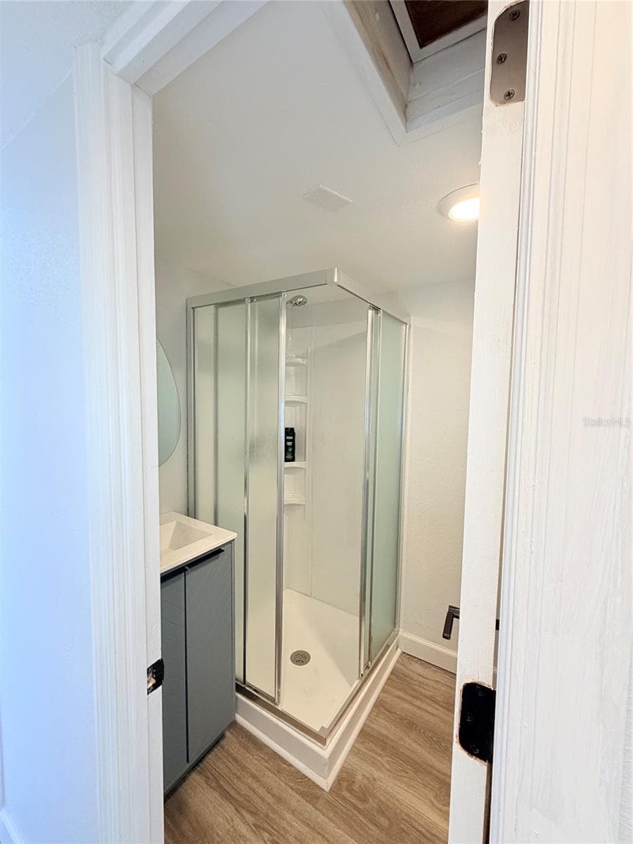 110 KOVE BOULEVARD — photo 7 of 11