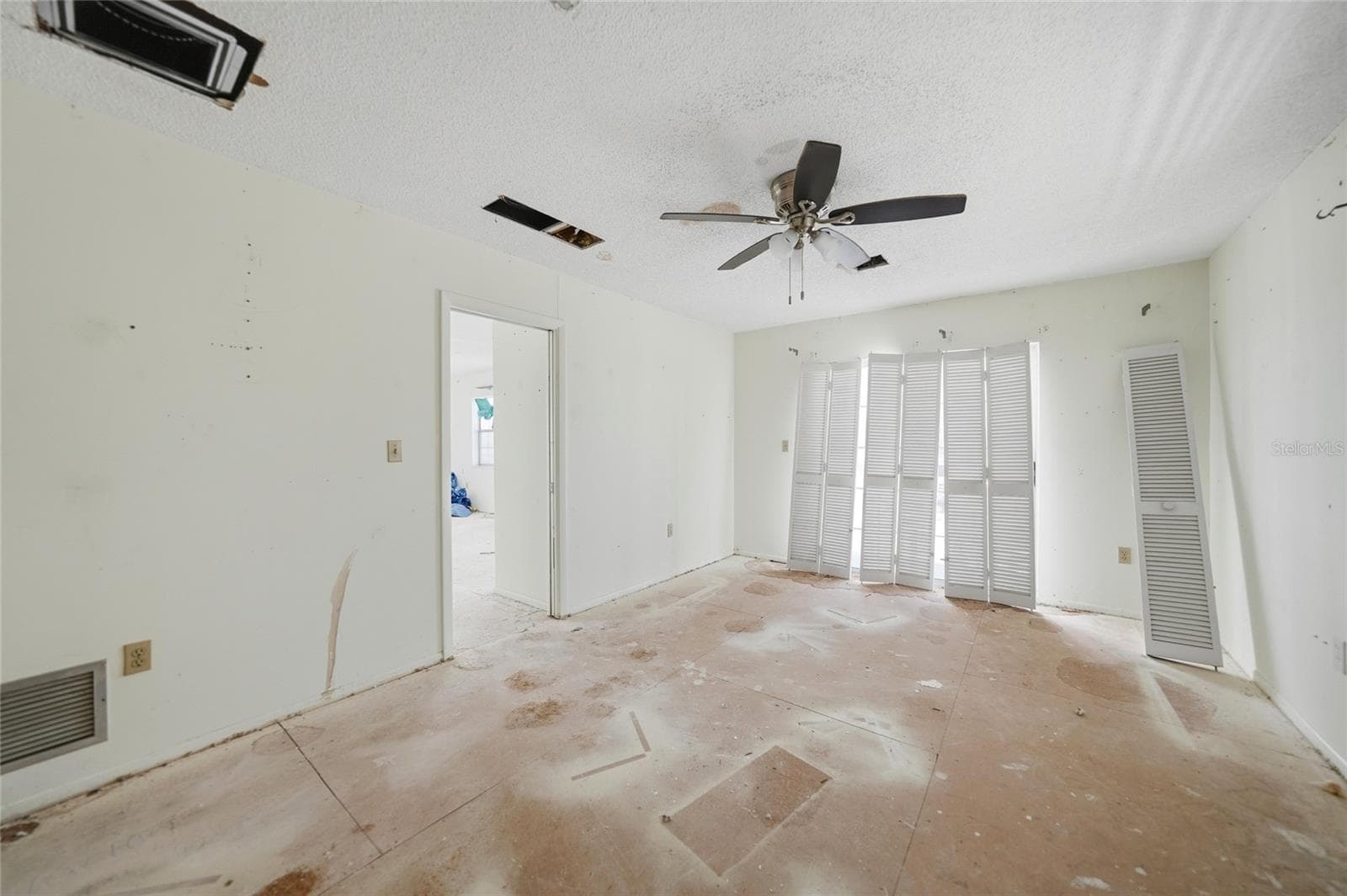1261 BEACH ROAD — photo 7 of 60