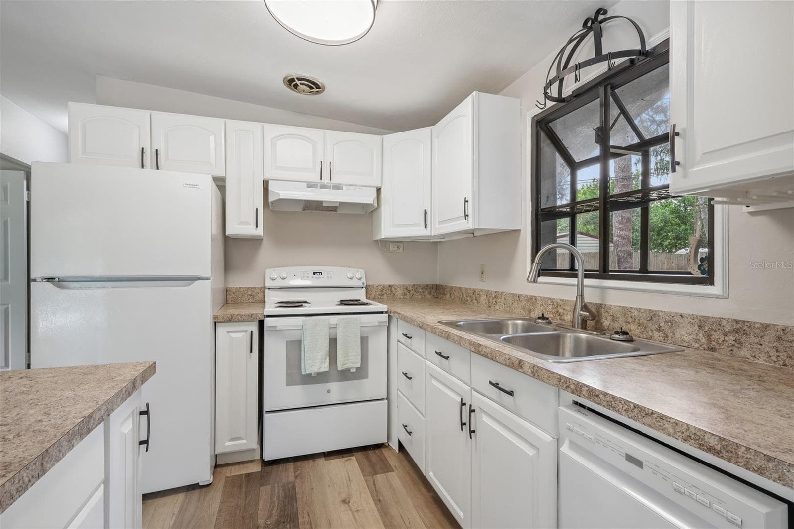 2117 BARCELONA DRIVE — photo 9 of 38