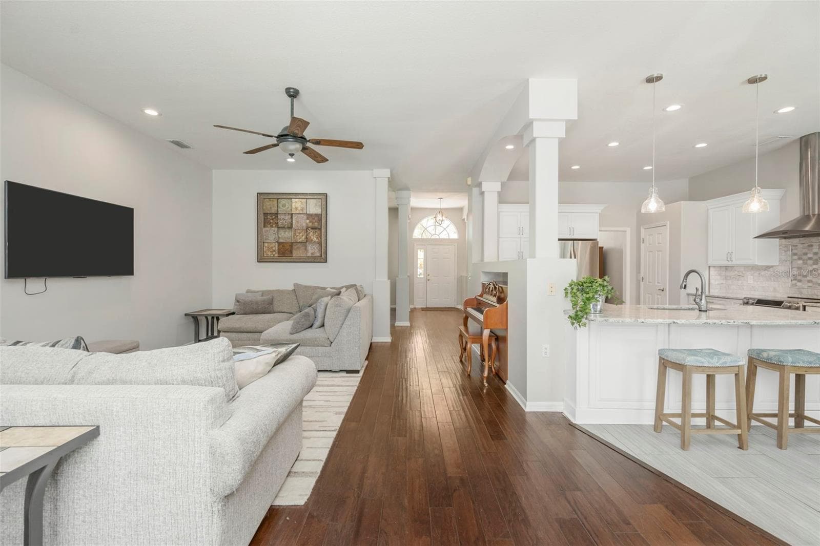 5633 GLENCREST BOULEVARD — photo 3 of 53