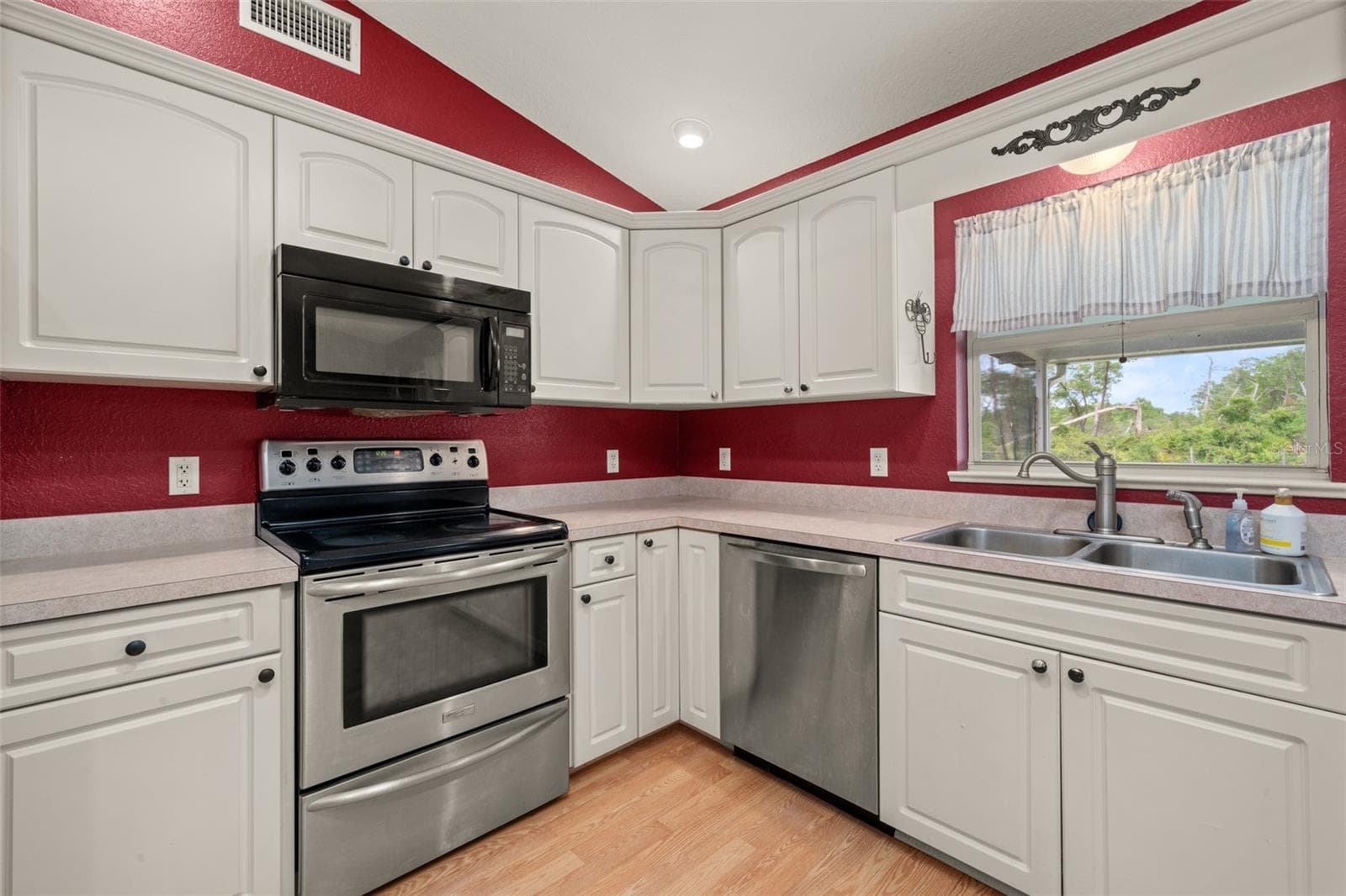 2630 GRESHAM STREET — photo 13 of 56