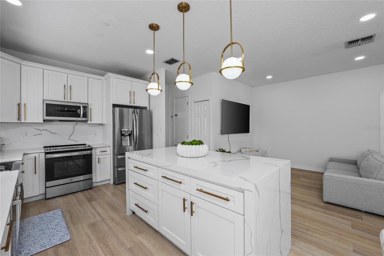 13220 ROYAL GEORGE AVENUE — photo 11 of 48