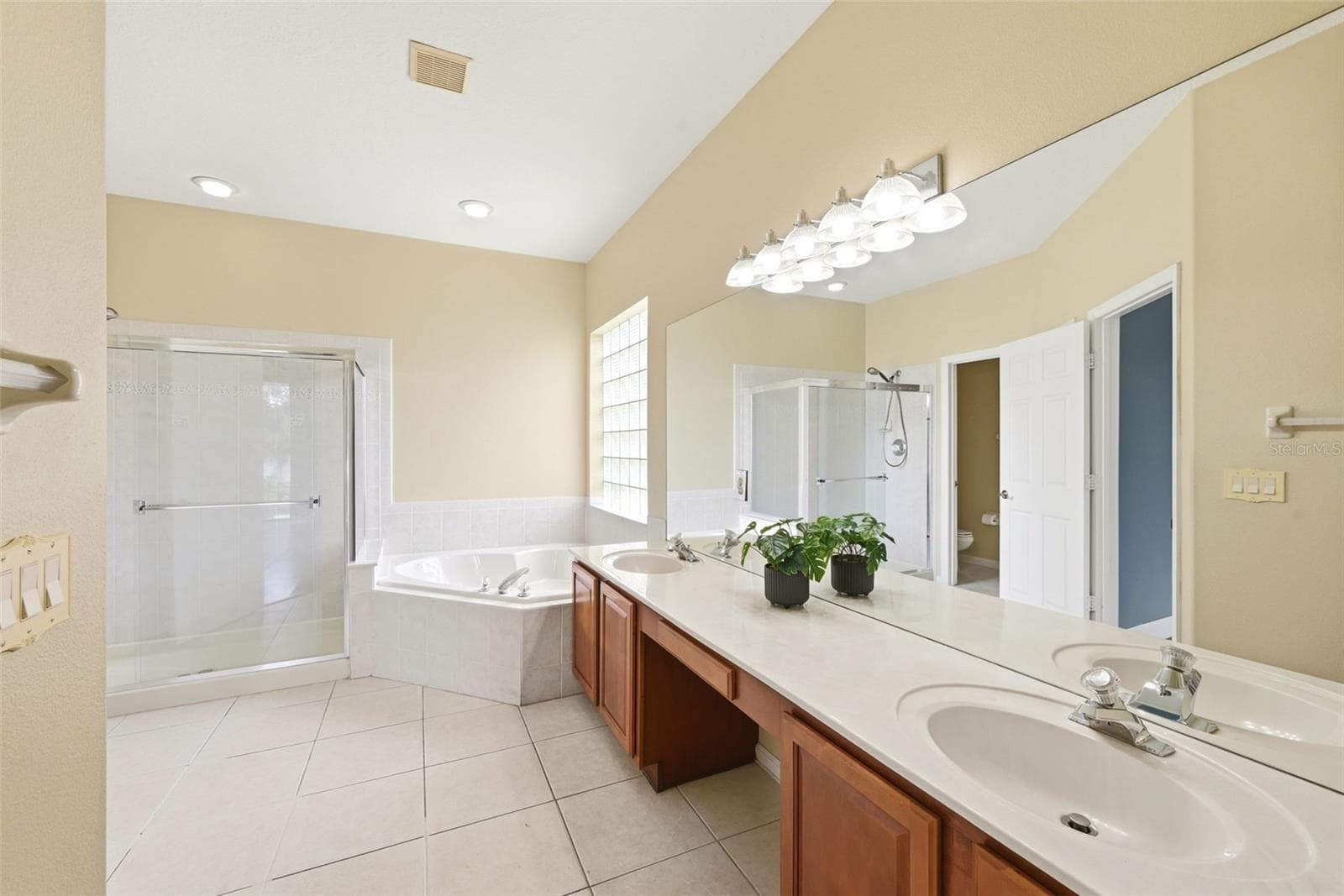 936 KINGSRIDGE CIRCLE — photo 11 of 51