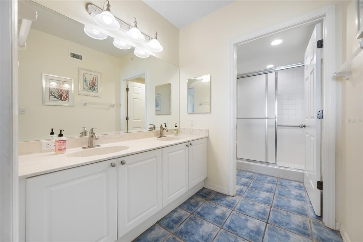 16550 GULF BOULEVARD — photo 16 of 39