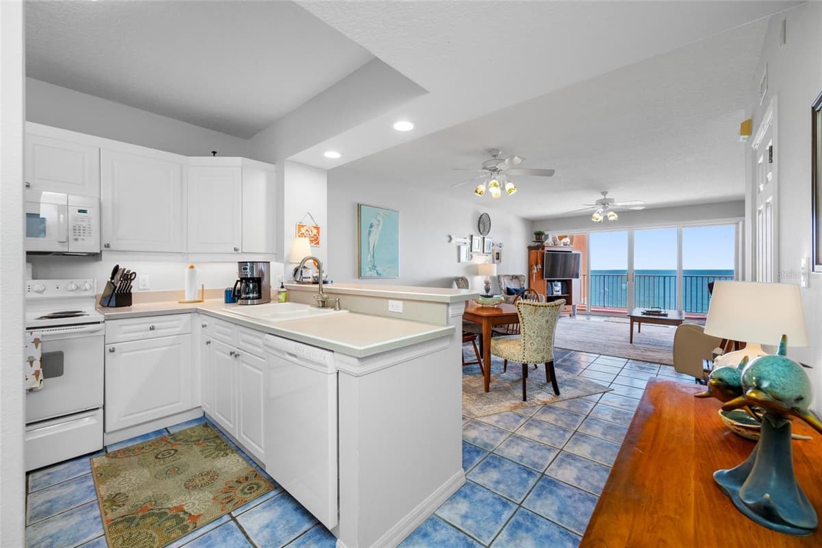 16550 GULF BOULEVARD — photo 7 of 39