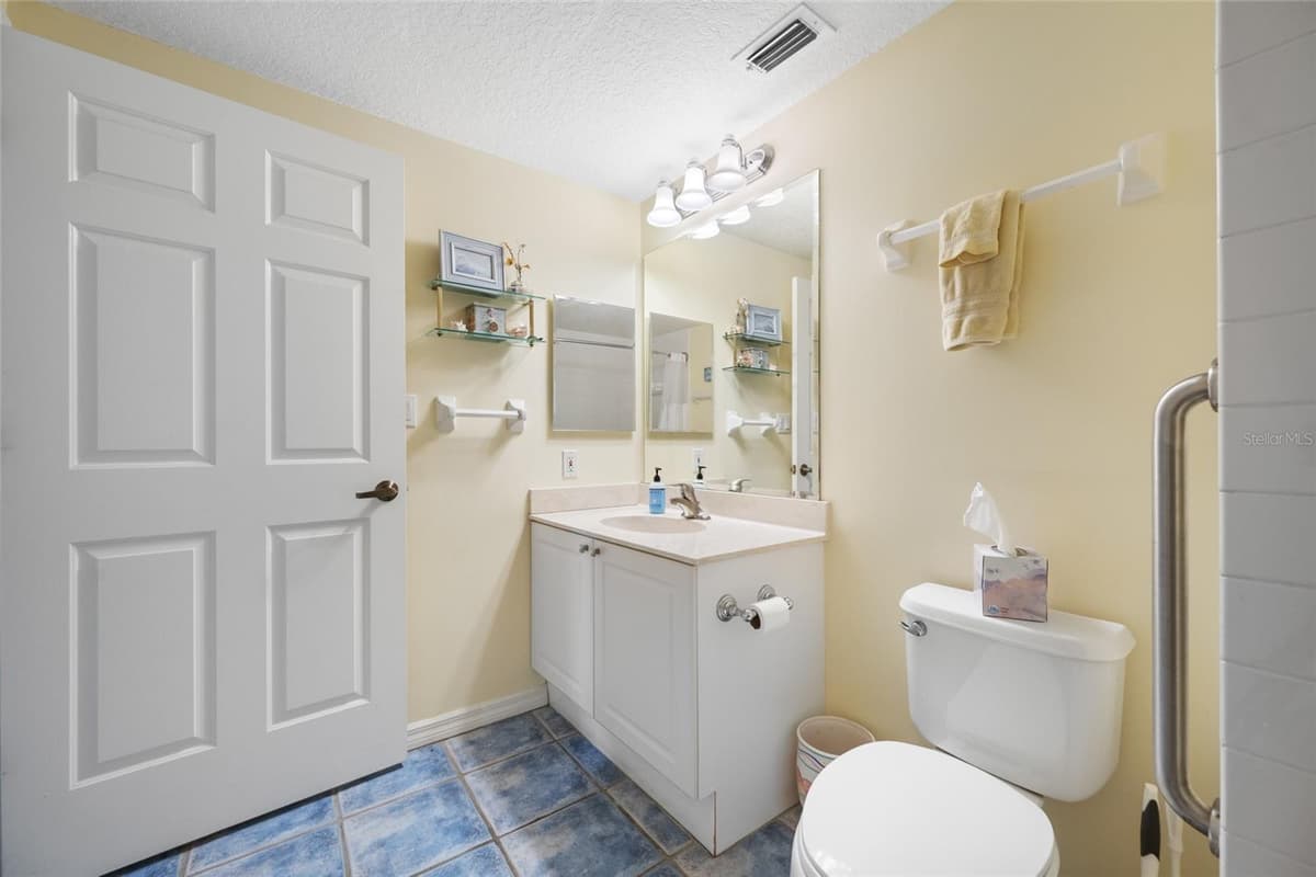 16550 GULF BOULEVARD — photo 18 of 39