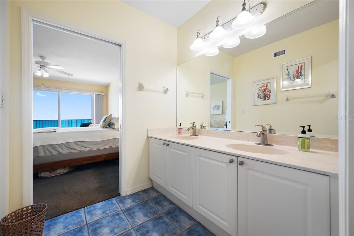 16550 GULF BOULEVARD — photo 17 of 39