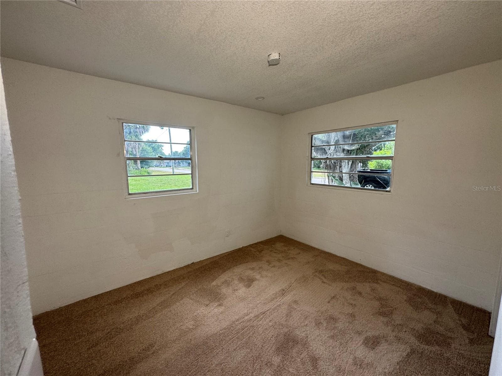 521 SHOWALTER AVENUE — photo 4 of 7