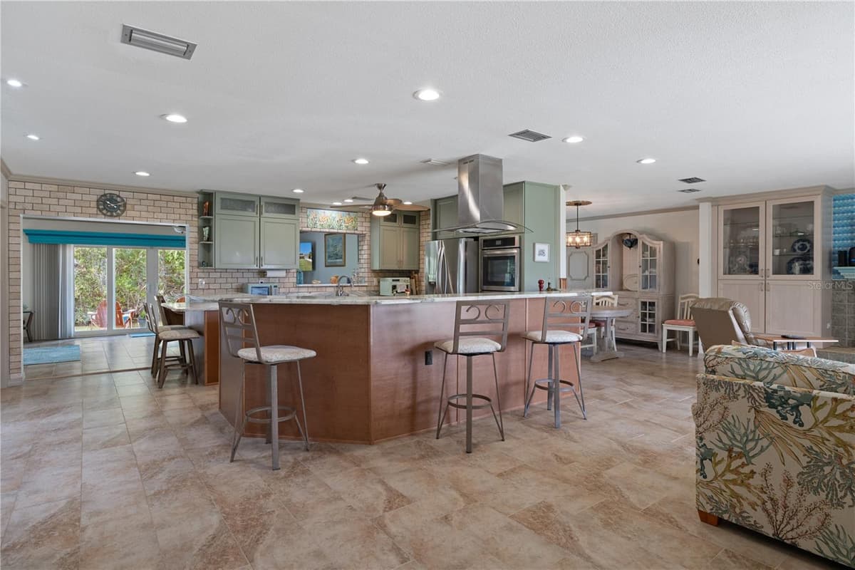 2160 WATERSEDGE DRIVE — photo 13 of 47