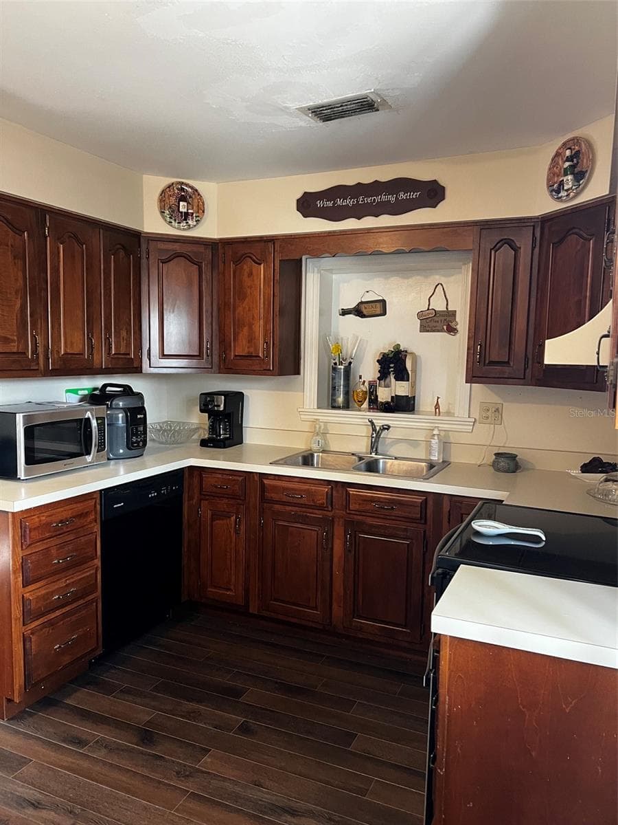 1220 BAY STREET — photo 14 of 25