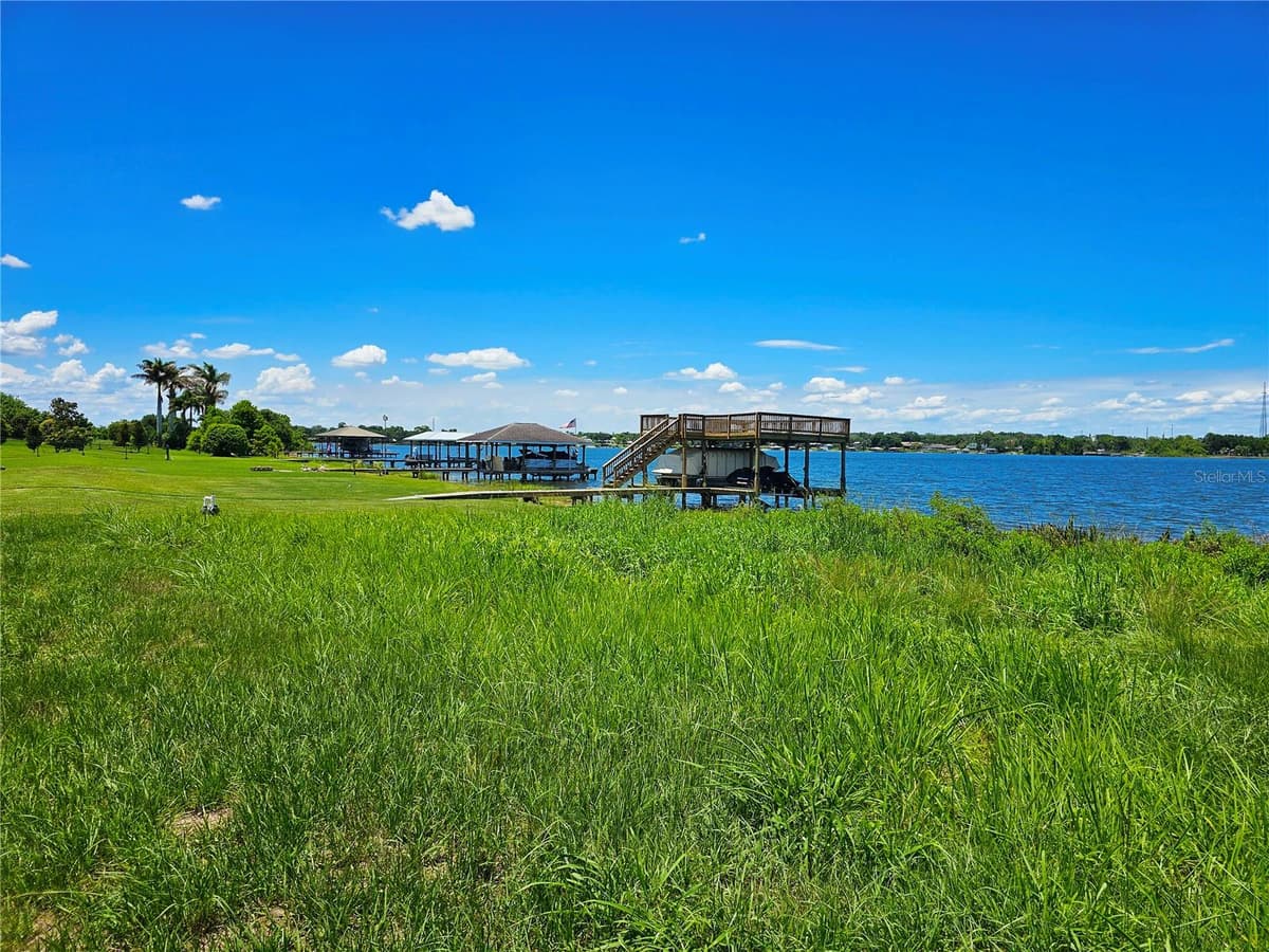466 SUNSET POINTE DRIVE — photo 8 of 17