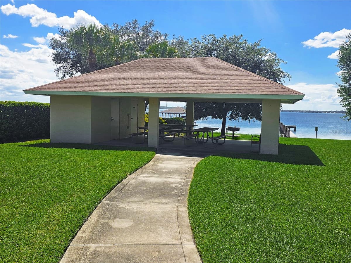 466 SUNSET POINTE DRIVE — photo 13 of 17