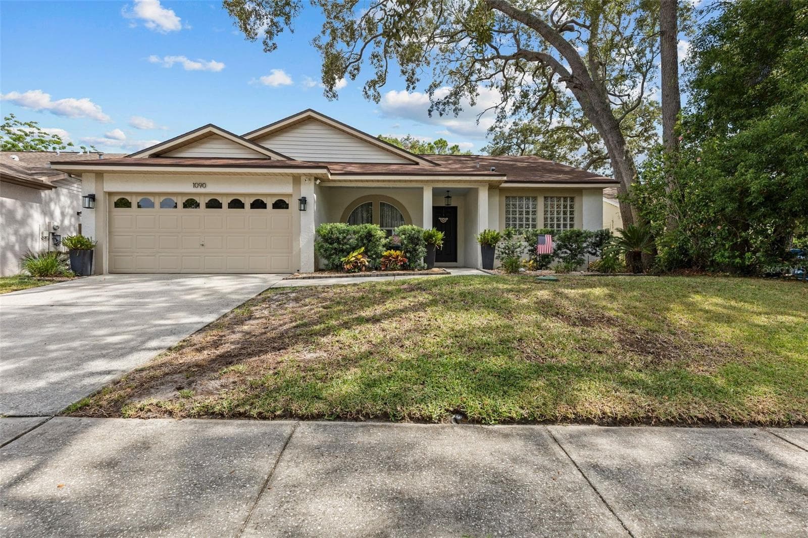 1090 ROLLING OAKS AVENUE — photo 3 of 55