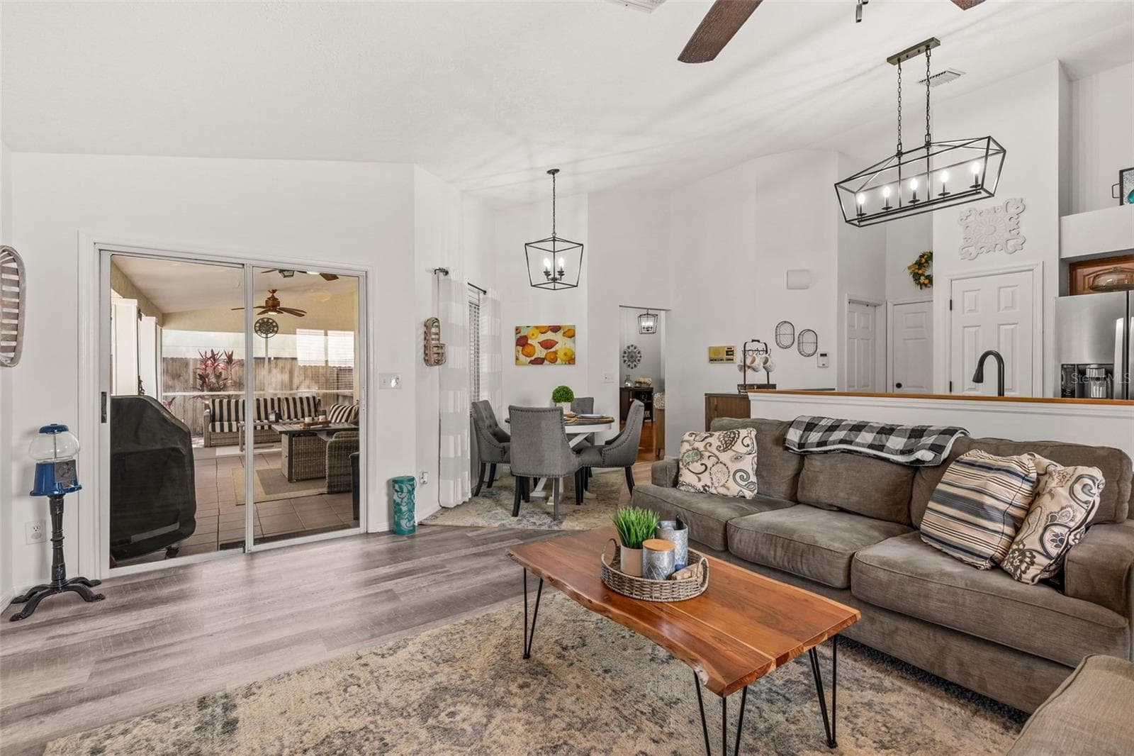 1090 ROLLING OAKS AVENUE — photo 15 of 55