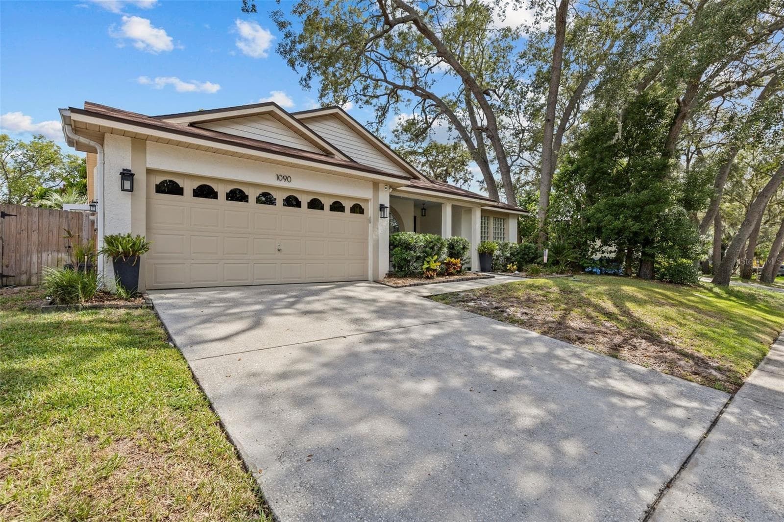 1090 ROLLING OAKS AVENUE