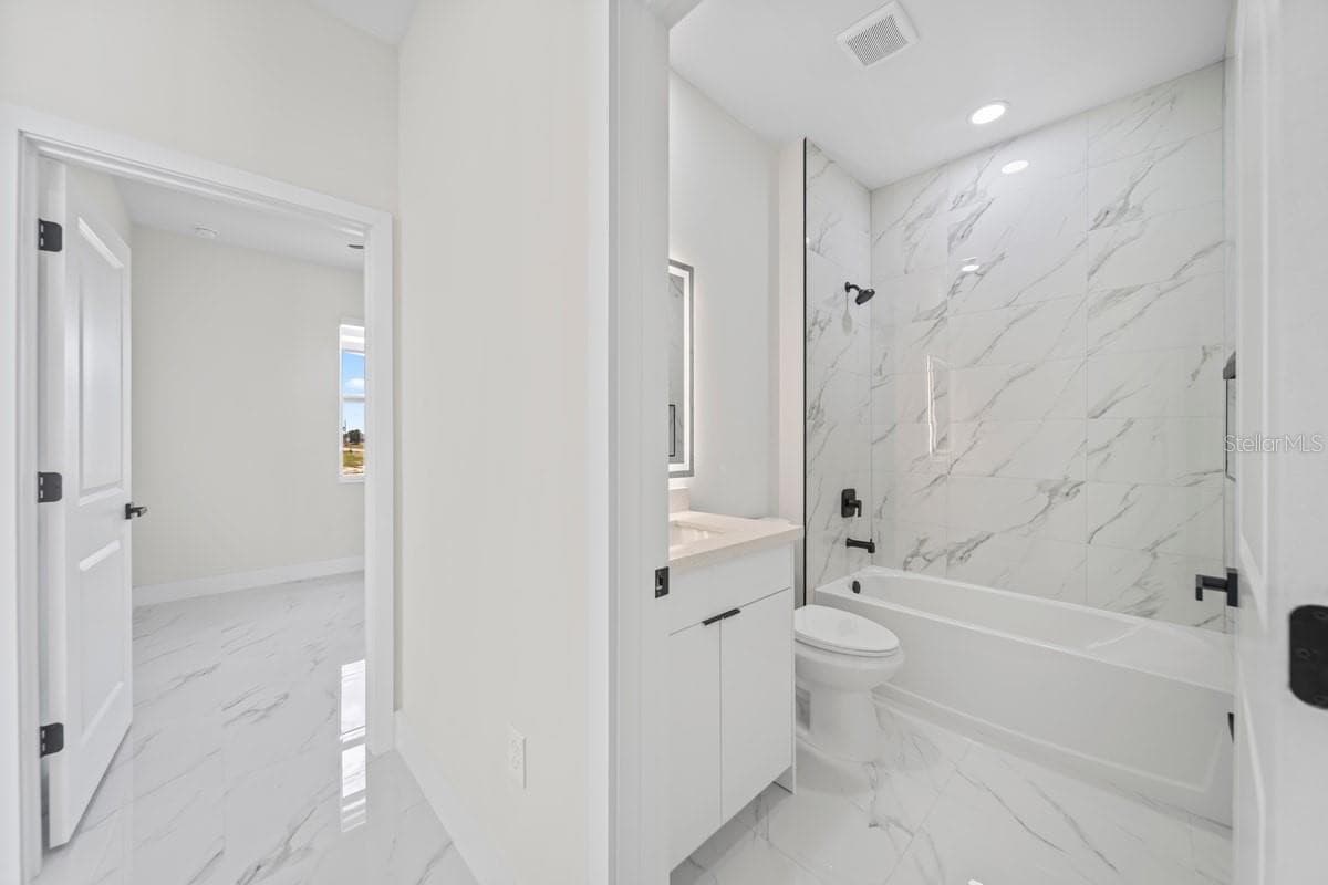 29 DIPLOMAT PARKWAY — photo 16 of 20