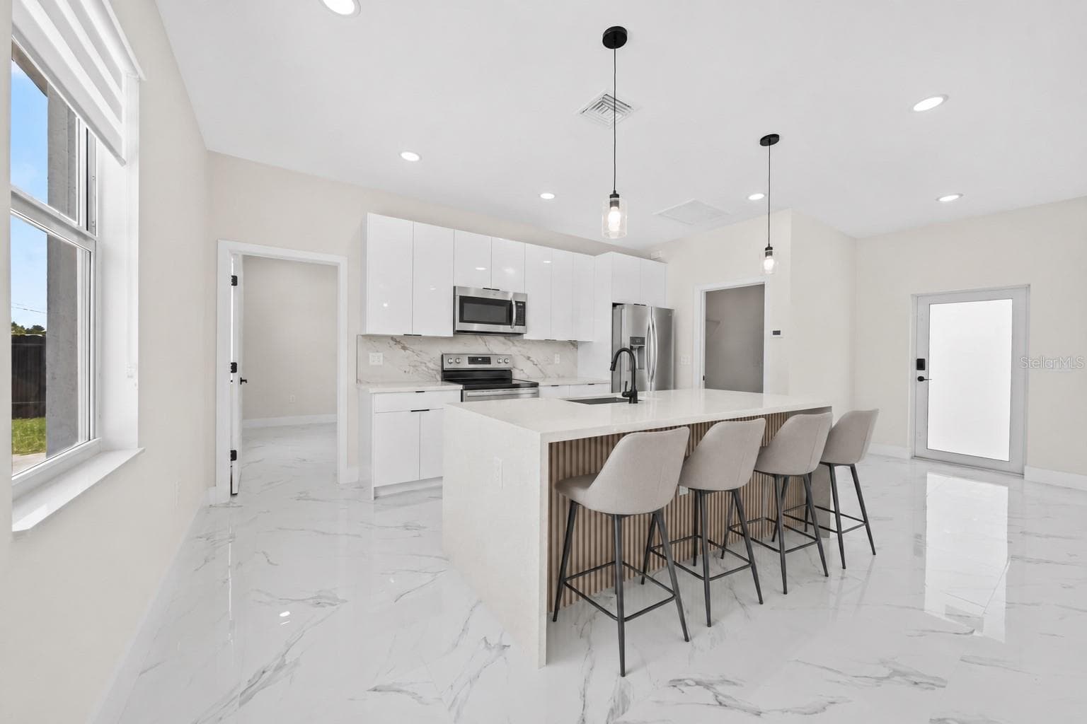 29 DIPLOMAT PARKWAY — photo 10 of 20