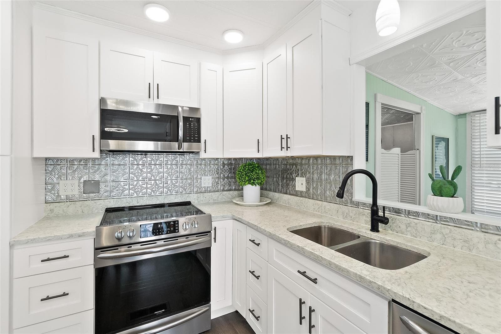 5660 WOOD STREET — photo 9 of 46