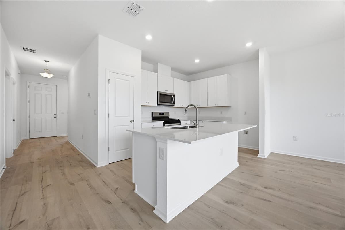 6205 SANDERS GROVE CIRCLE — photo 3 of 38