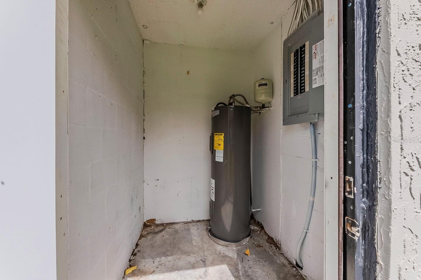 28042 LOIS DRIVE — photo 43 of 46