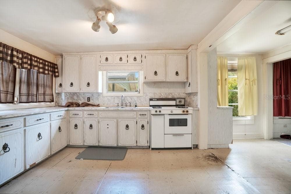555 WESTOVER PARKWAY — photo 10 of 21