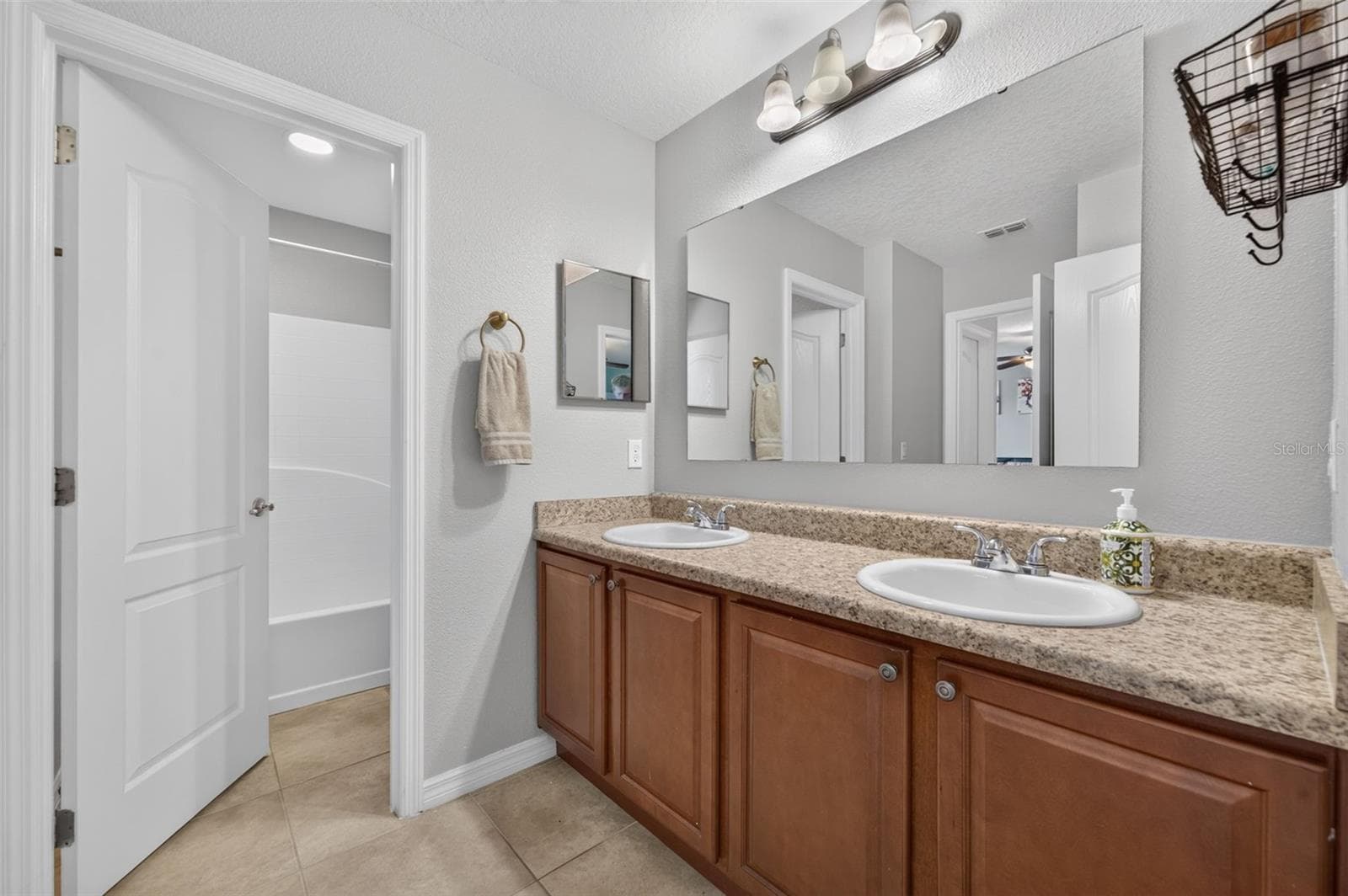 24529 WOODHILL COURT — photo 17 of 28