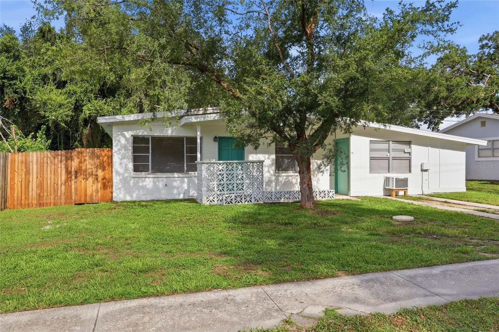 410 OAKWOOD AVENUE — photo 1 of 34