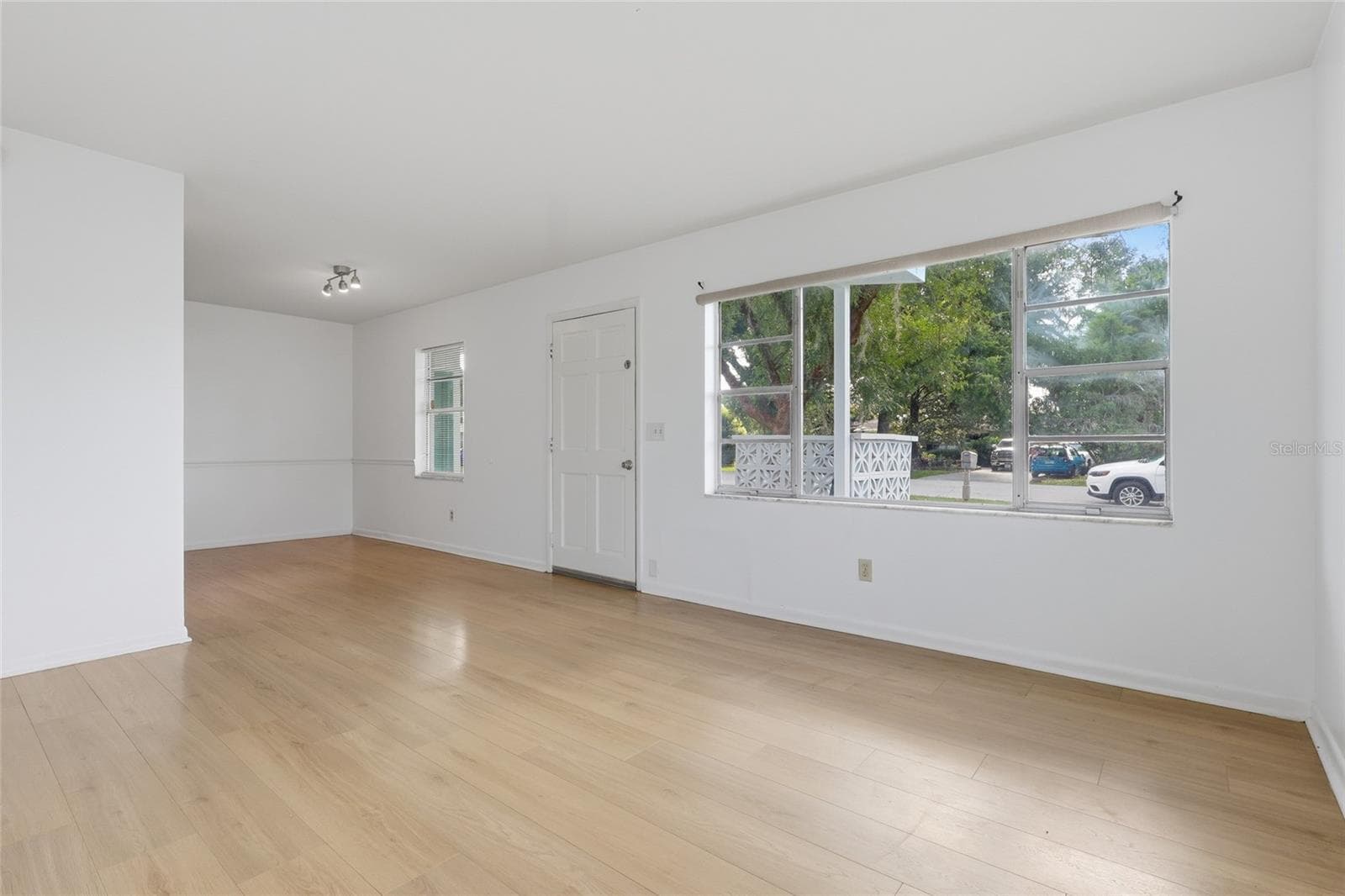 410 OAKWOOD AVENUE — photo 7 of 34