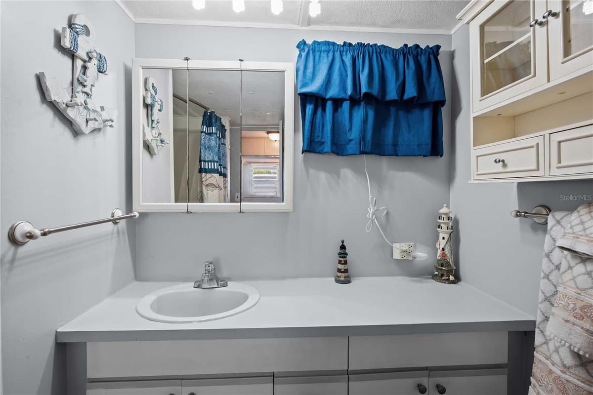 3834 SARAH DRIVE — photo 18 of 32