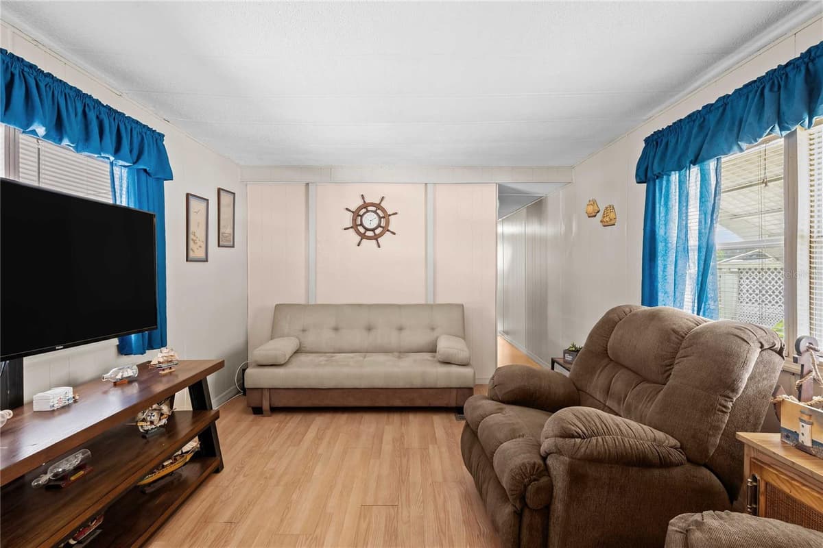 3834 SARAH DRIVE — photo 15 of 32
