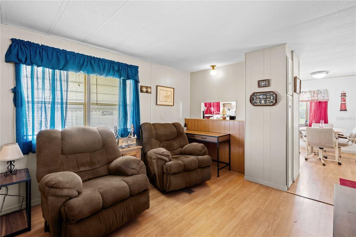 3834 SARAH DRIVE — photo 13 of 32