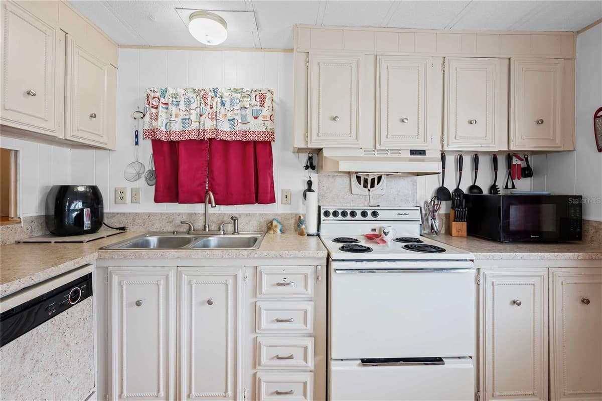 3834 SARAH DRIVE — photo 9 of 32