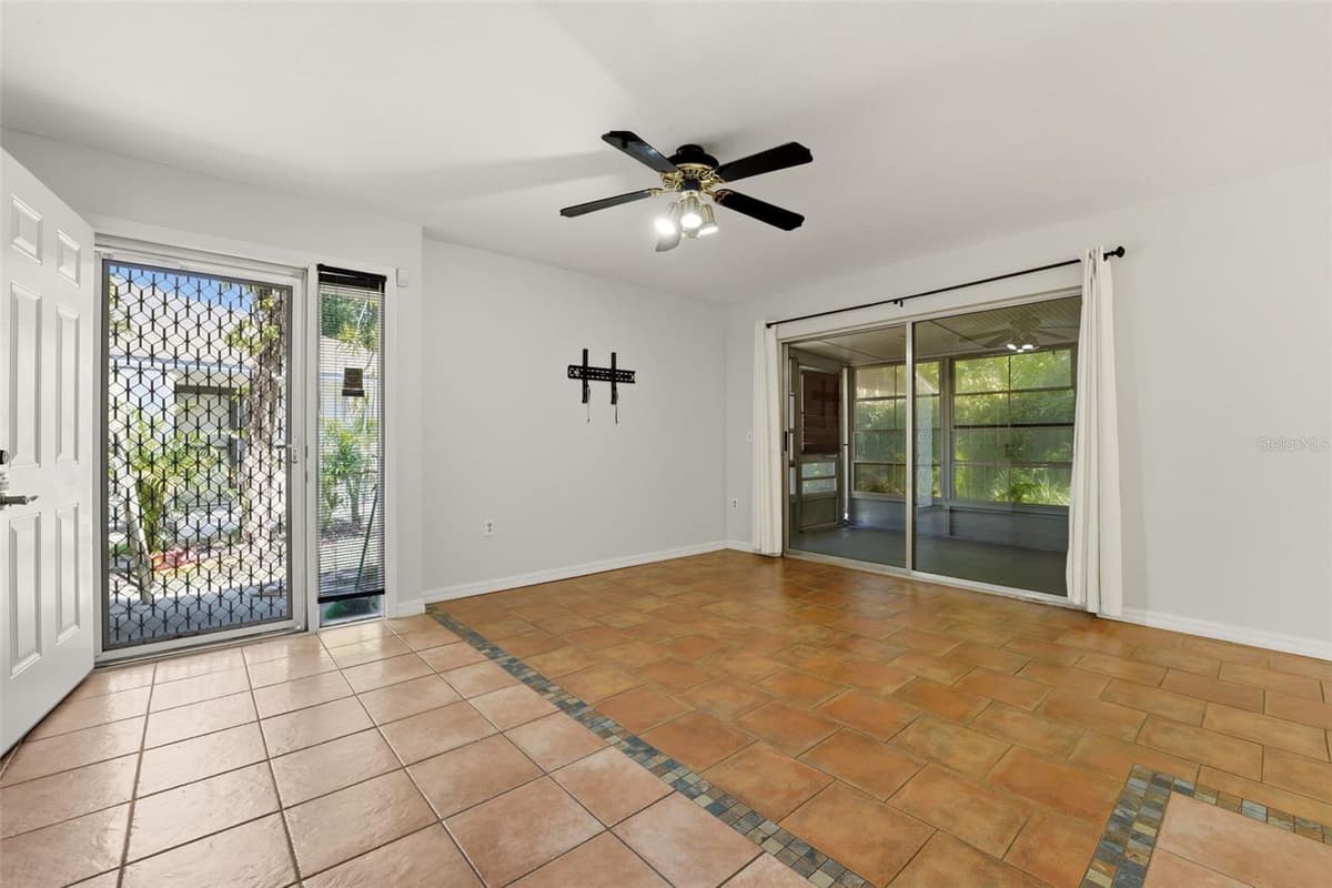 5324 ROYAL PALM AVENUE — photo 6 of 26