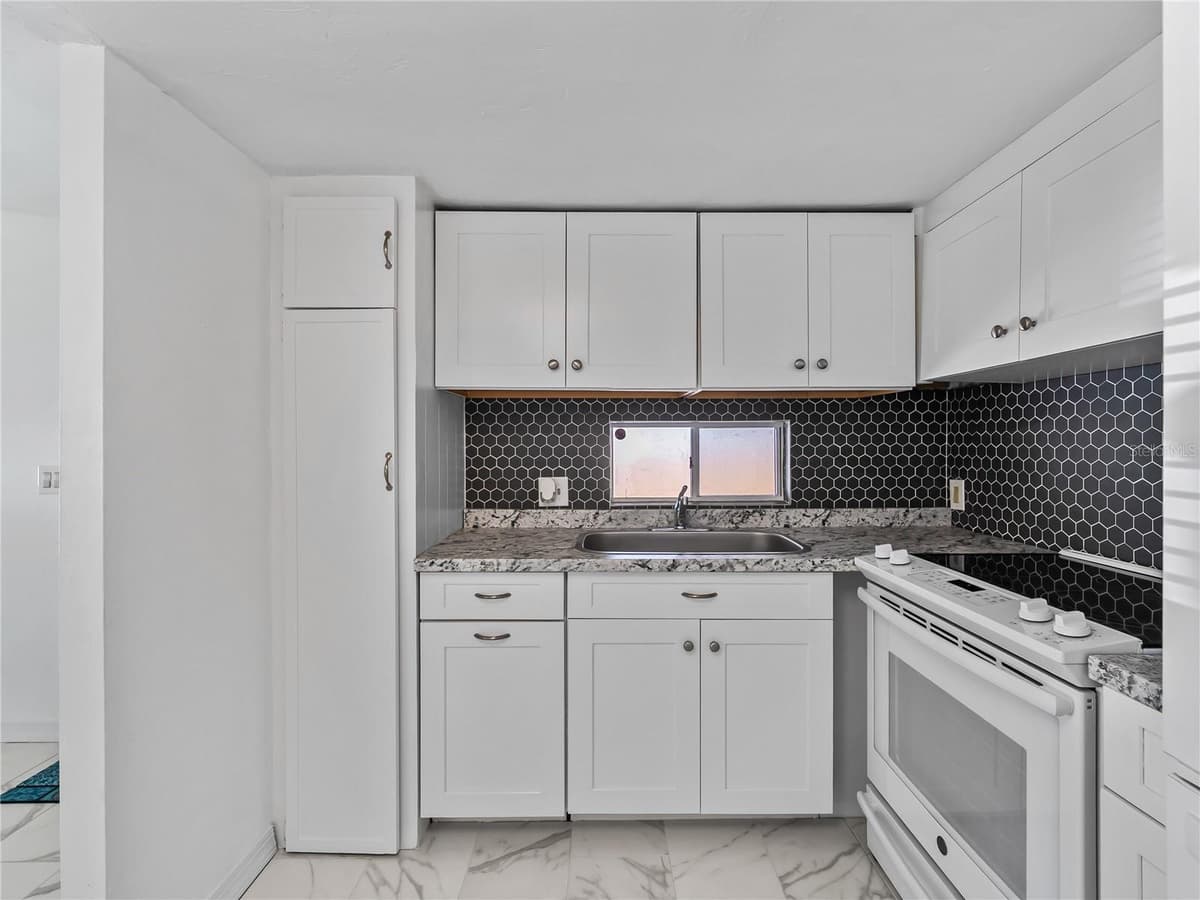 110 VERONA STREET — photo 11 of 30
