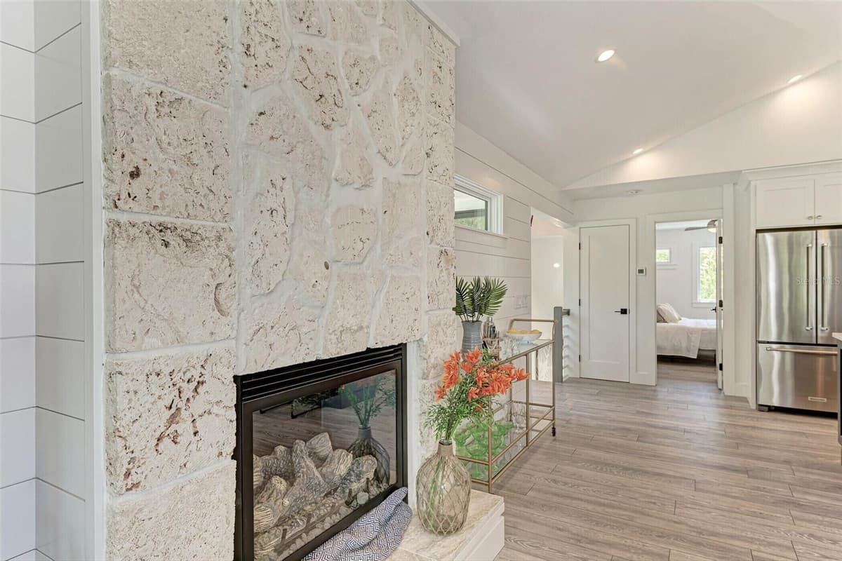 256 GLADIOLUS STREET — photo 8 of 41