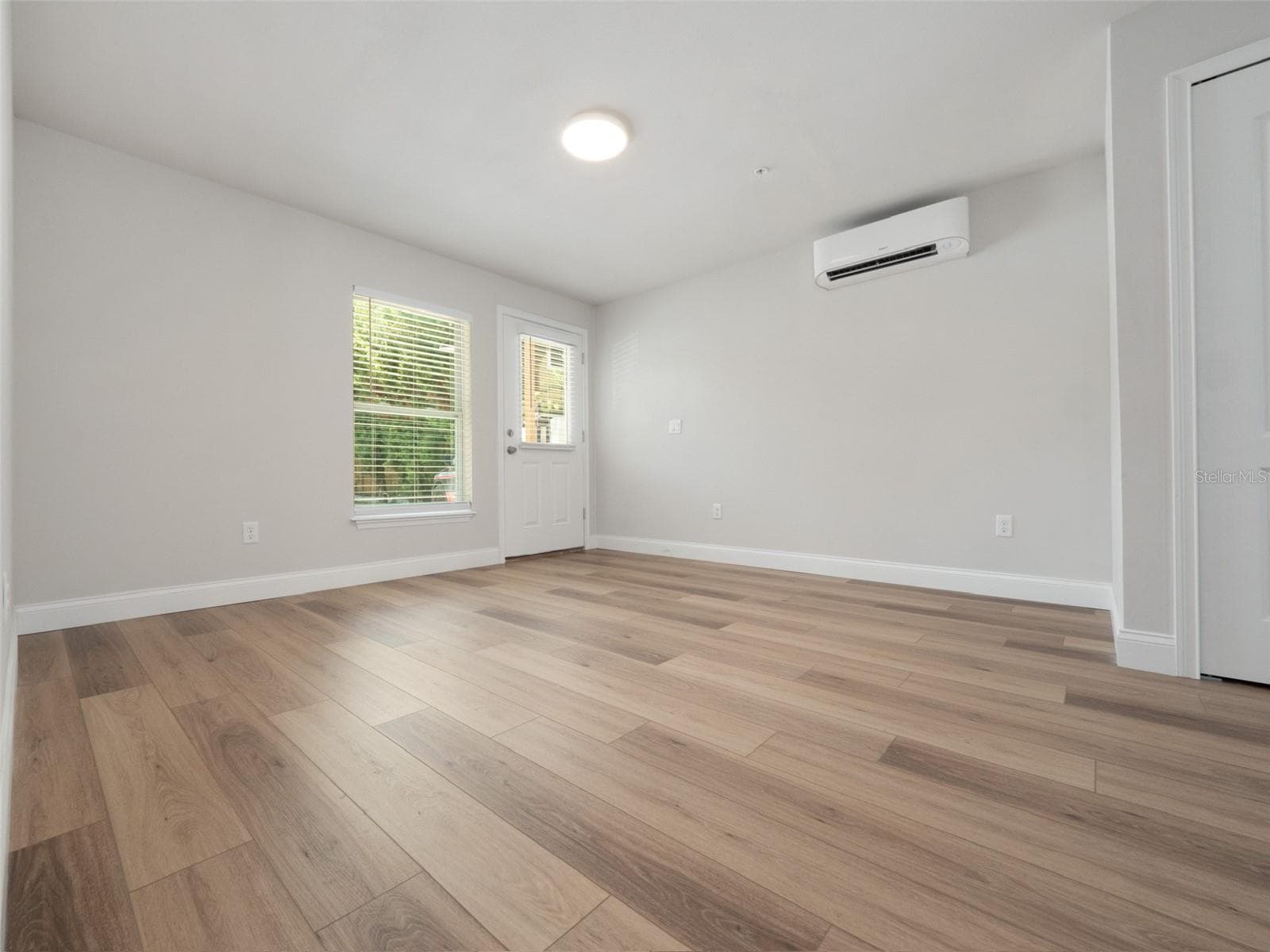 1505 CATHERINE STREET — photo 10 of 58