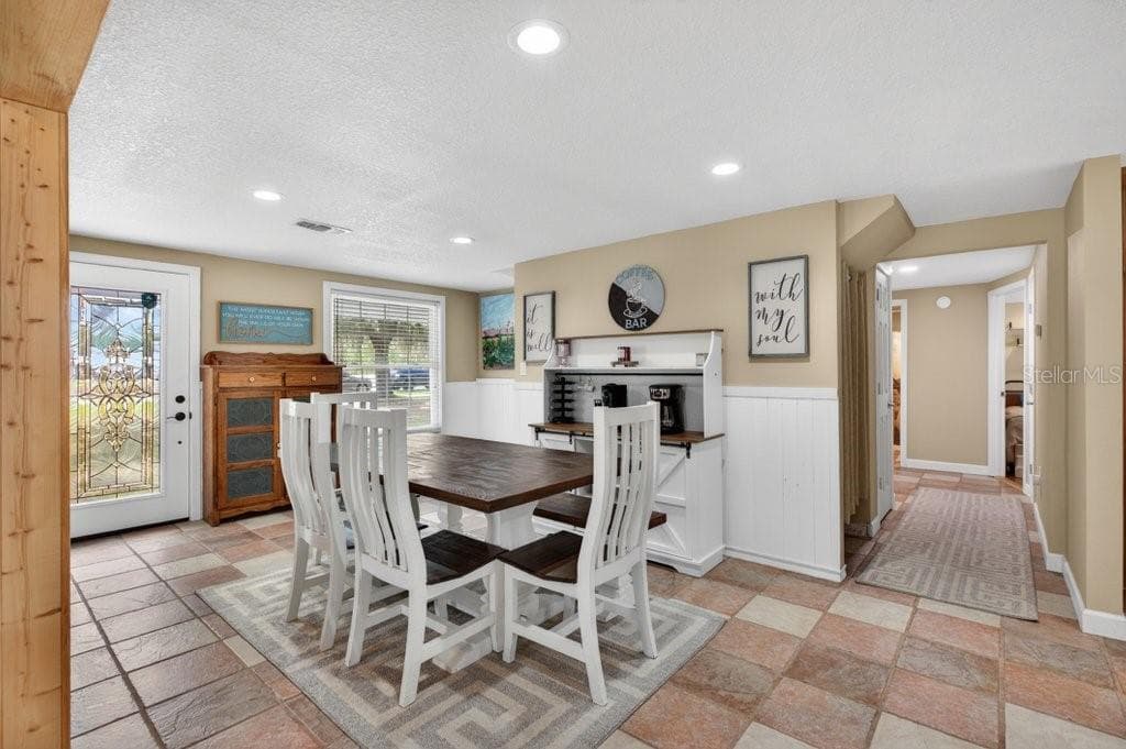 121 DAREN DRIVE — photo 12 of 43