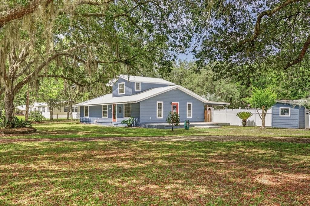 121 DAREN DRIVE — photo 4 of 43